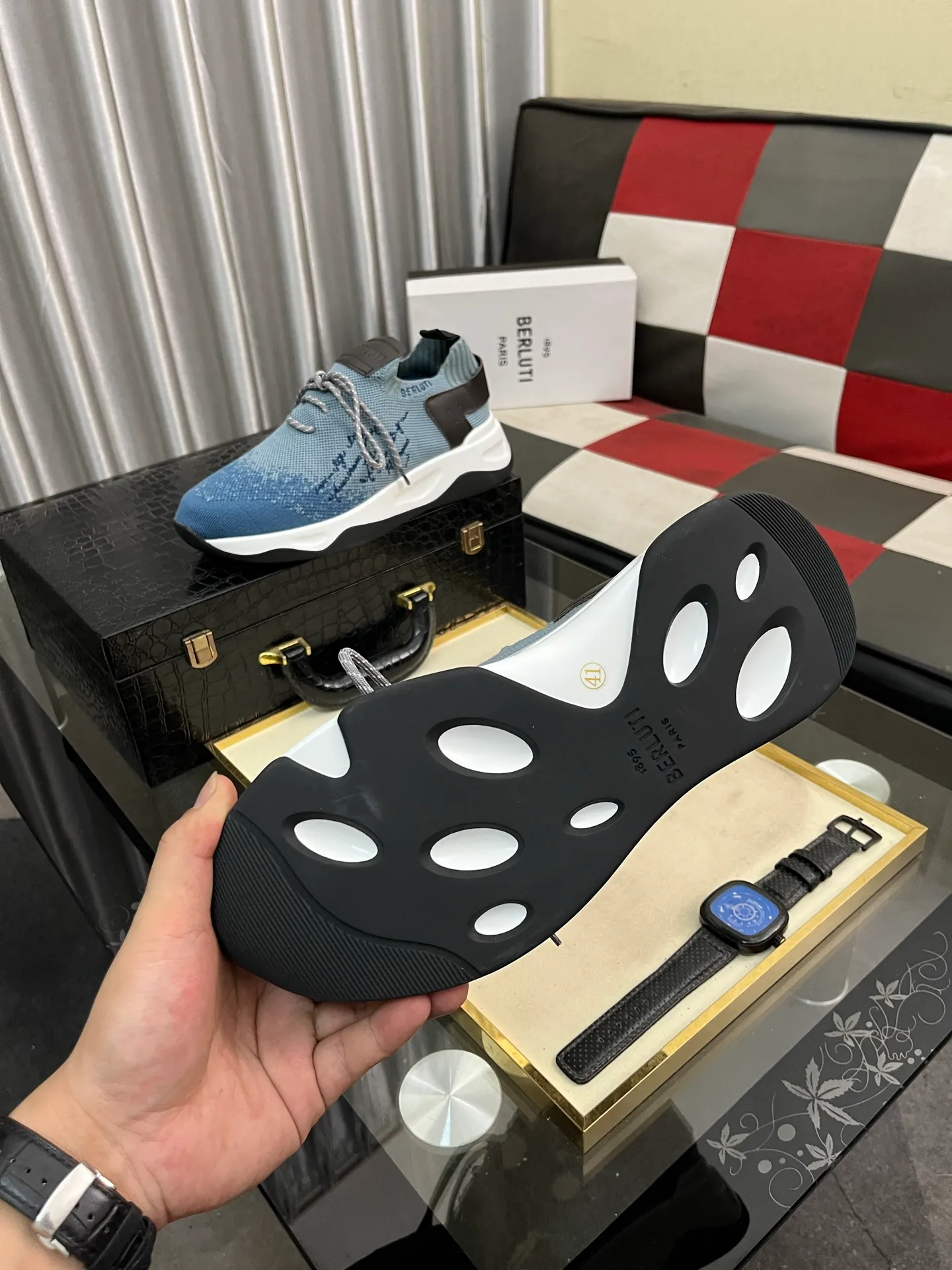 Men's Men's Shoes 💰400⌚️⌚️Berlut* France's top men's shoes, Berluti brand broke the rules in its first show and launched a new Edge shoe last. This model is hand-crafted with exquisite and fashionable fly-woven cowhide, a water-dyed cowhide lining, and an original color-blocked lightweight and wear-resistant rubber sole. This bold improvement of the iconic shoe last is of great significance to the creative work of its unique shape and edge width. On Alessandro shoes, this sharp-edged silhouette is made more see-through through Kris' bold and professional new Cloudy dyeing, making it classic and fashionable! Size: 38-46